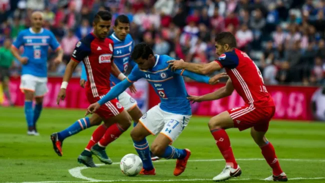 Benítez y Pereira peleando el esférico en el Azul