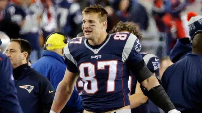 Rob Gronkowski celebra uno de los dos Touchdowns que anotó