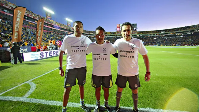 Los árbitros portando la playera en el duelo de Tigres-Monarcas