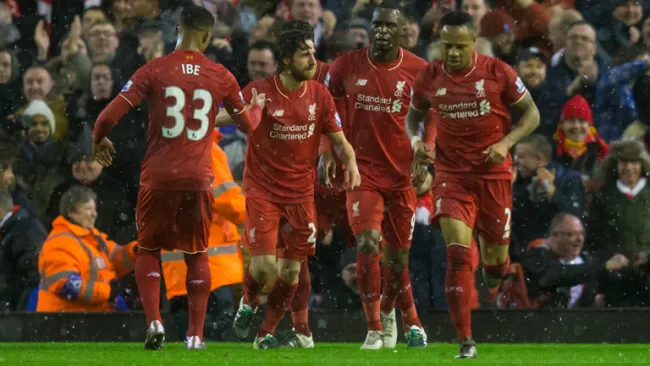 Jugadores de Liverpool festejan gol contra Arsenal
