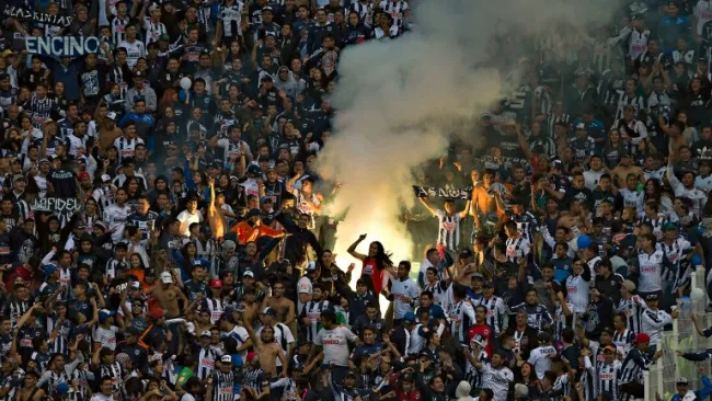 Afición de Monterrey quemando parte del estadio Cuauhtémoc