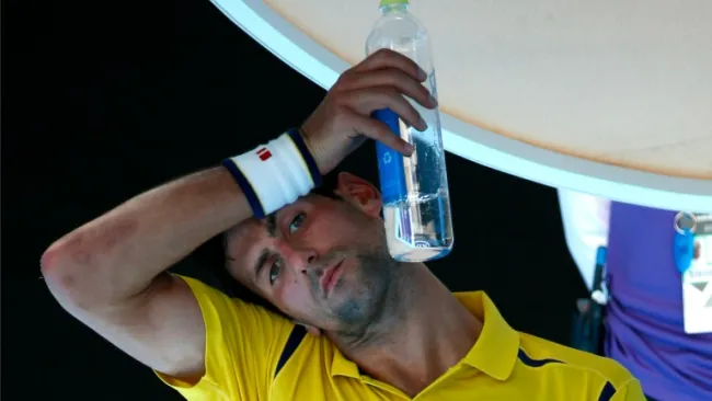 Djokovic se esconde del calor en Melbourne