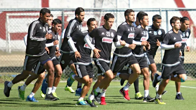 Plantilla de Chivas realizando un entrenamiento en Verde Valle
