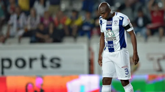 Aquivaldo durante un partido de Pachuca