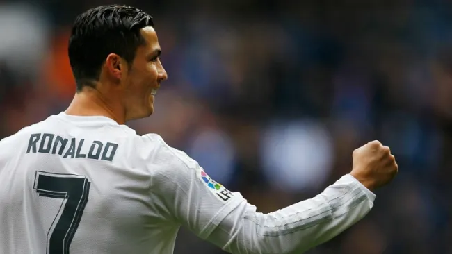 CR7 celebra uno de sus goles con el Real Madrid frente al Gijón