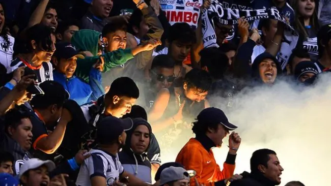 Afición de Rayados prende butacas en el Cuauhtémoc