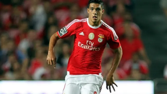 Raúl Jiménez, durante un partido del Benfica