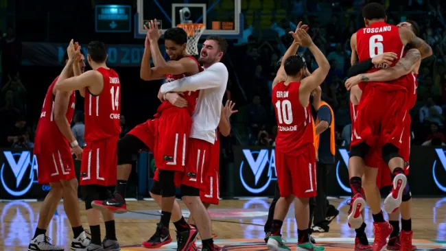 Jugadores de México se abrazan en la duela