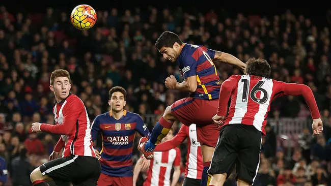 Luis Suárez, en un remate a gol contra el Athletic 