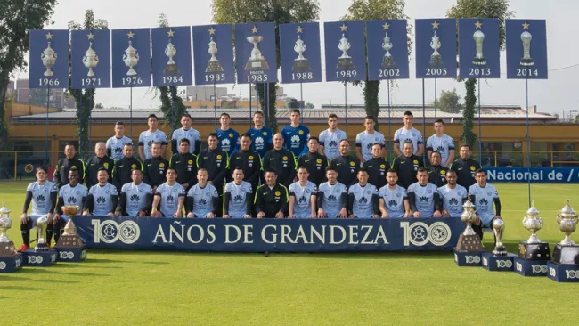 Las Águilas posan con sus títulos de Liga