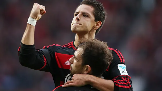 Chicharito festeja un gol con el Leverkusen