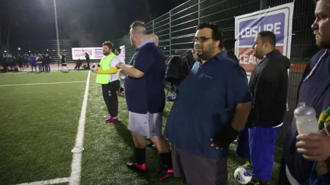 Así luce la línea de banda de la Man V Fat Football