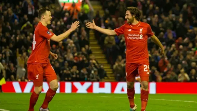 Joe Allen y Brad Smith celebran la victoria del Liverpool