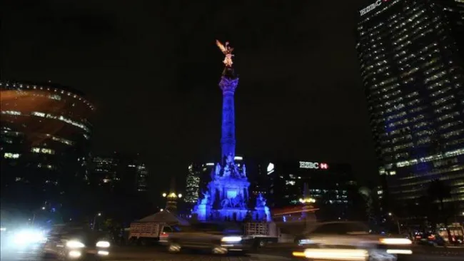 Vista del Monumento a la Independencia durante la noche