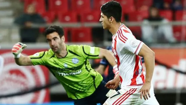 Alan Pulido marca su primer gol con Olympiacos