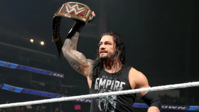 Roman Reigns presume el campeonato WWE Mundial Pesado