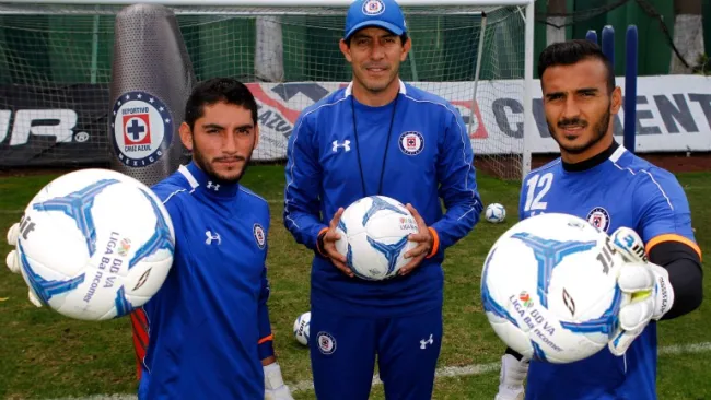 Corona y Allison posan con su entrenador Roberto Pérez