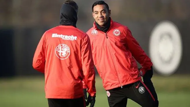 Marco Fabián en un entrenamiento del Frankfurt