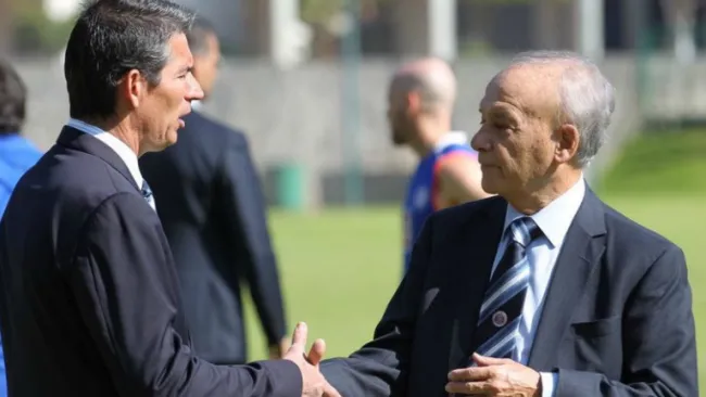 Yayo de la Torre estrecha la mano de Guillermo Álvarez