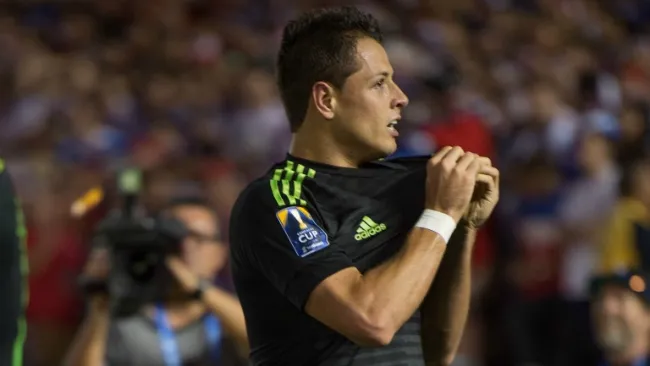 Chicharito Hernández celebra un gol con la Selección Mexicana