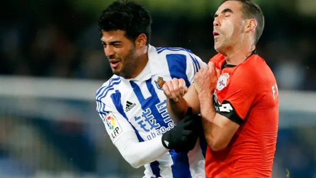 Carlos Vela disputando el balón en el duelo contra Sporting
