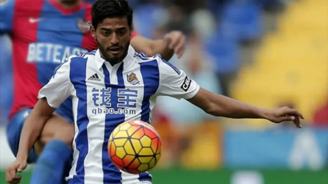 Carlos Vela en un duelo con la Real Sociedad