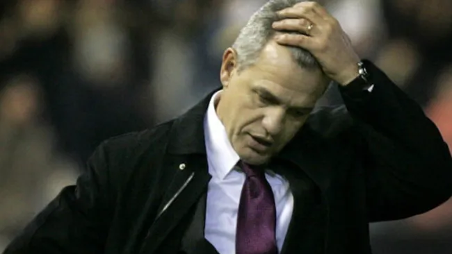 Javier Aguirre lamenta una acción en la cancha