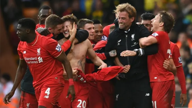 Jugadores de Liverpool festejan la victoria