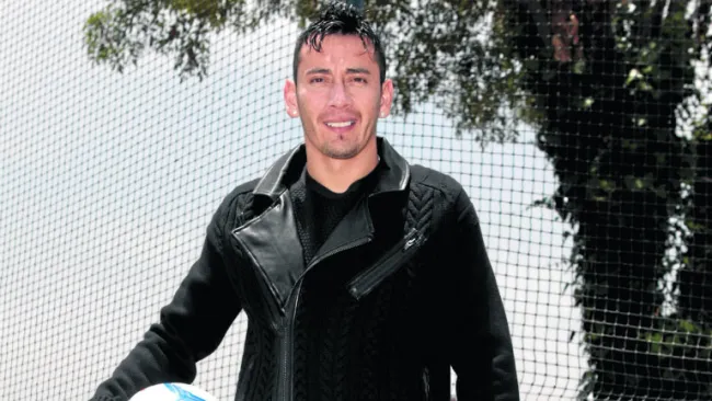Rubens Sambueza posa para RÉCORD en Coapa