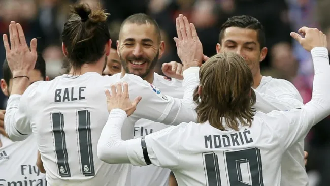 Benzema festeja con sus compañeros un gol madridista
