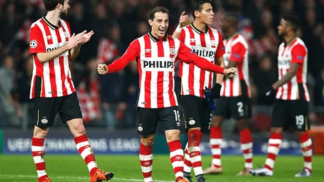Guardado y Moreno festejan con el PSV