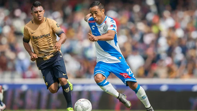 Francisco Torres conduce el esférico en el juego contra Pumas