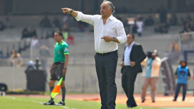 Memo Vázquez, dando indicaciones en el juego contra Puebla