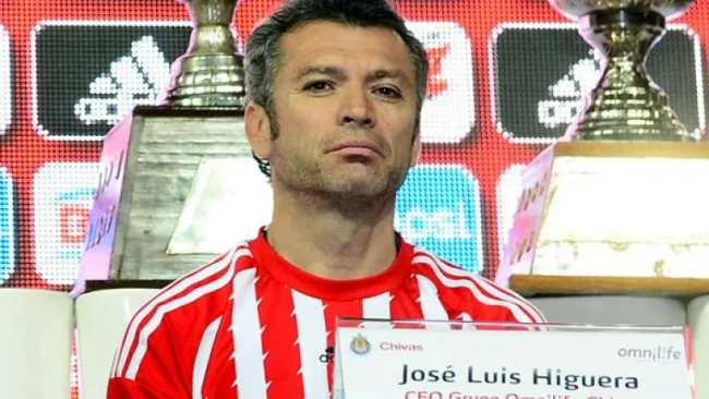 Higuera en conferencia de prensa con Chivas