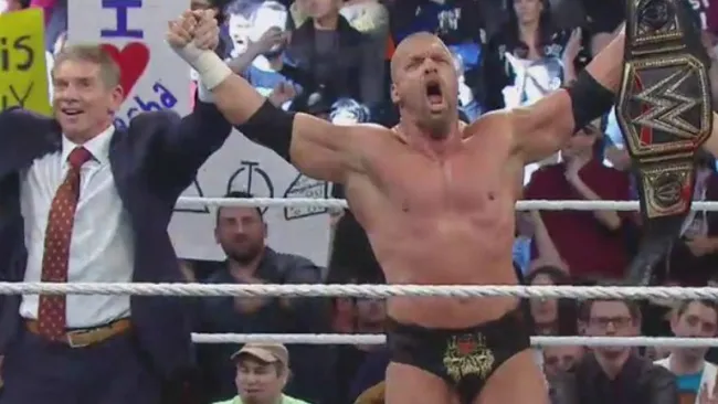 Triple H festeja con el título de la WWE Mundial Pesado