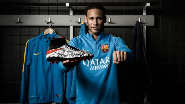 Neymar posa junto con sus nuevos zapatos