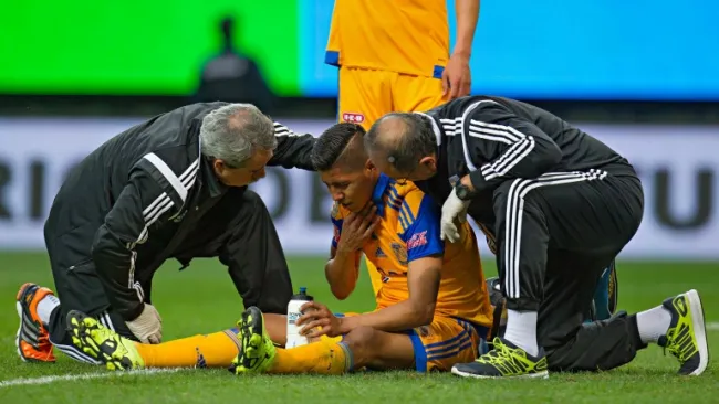 Hugo Ayala es atendido después de su lesión