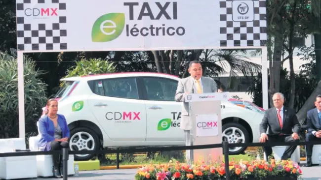 Momento de la entrega de los taxis eléctricos