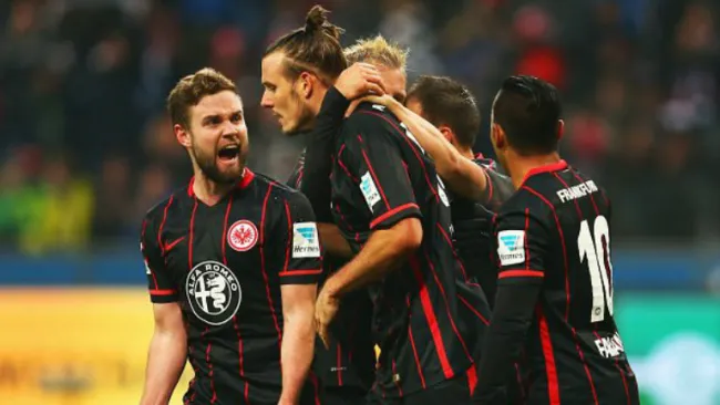 Jugadores del Frankfurt celebran contra el Wolfsburgo