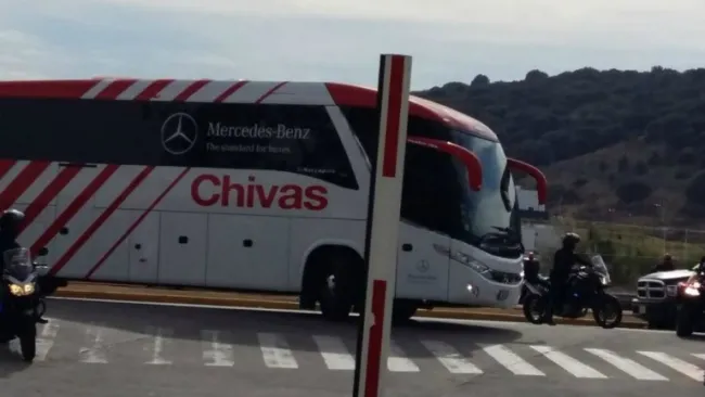 Camión de Chivas en el estadio Omnilife