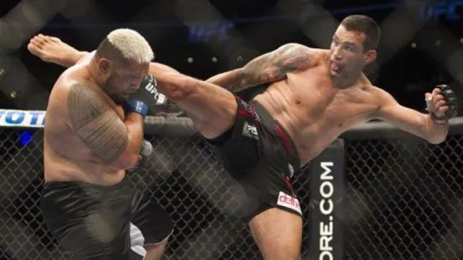 Fabricio Werdum le da una patada a Mark Hunt