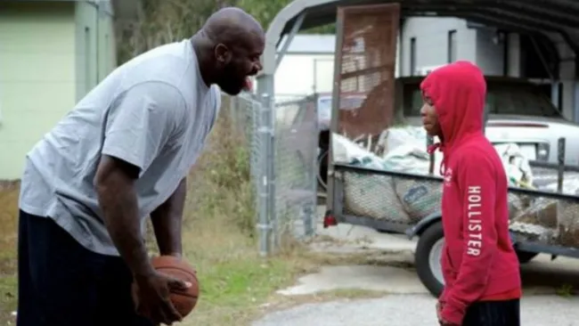 Shaquille O'Neal, durante juego con niños en la calle 