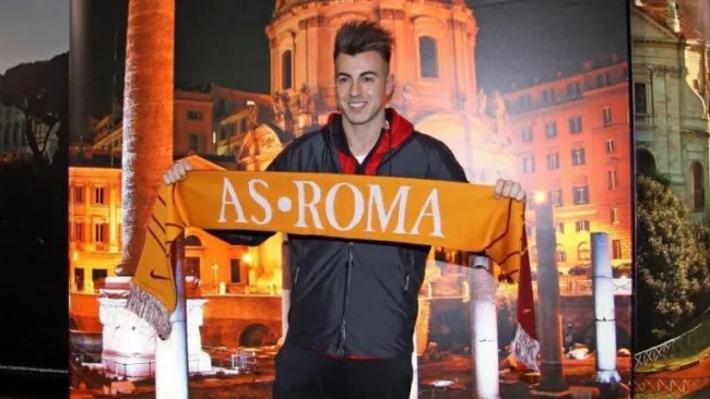 Stephan El Shaarawy con una bufanda de la Roma