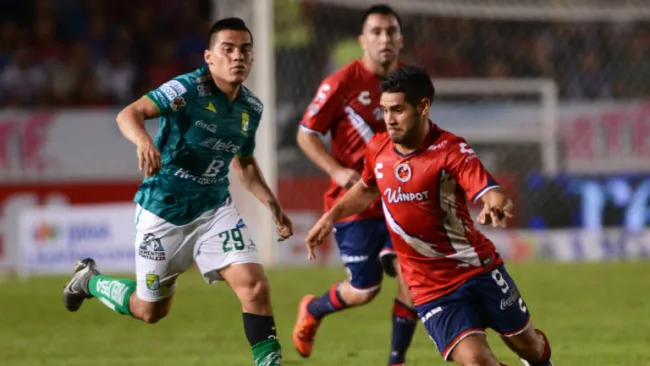 Keko Villalva disputa el balón en juego contra León 