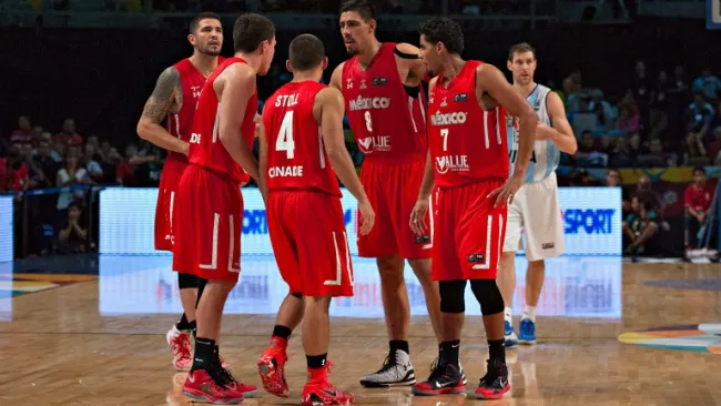Jugadores del Tri de Basquetbol en la duela