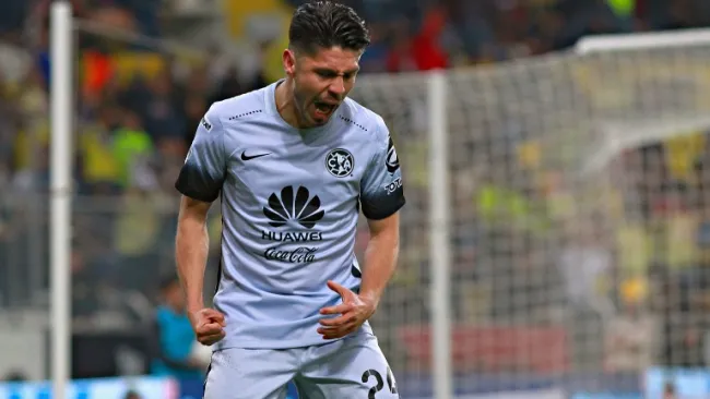 Oribe Peralta celebrando una anotación con América