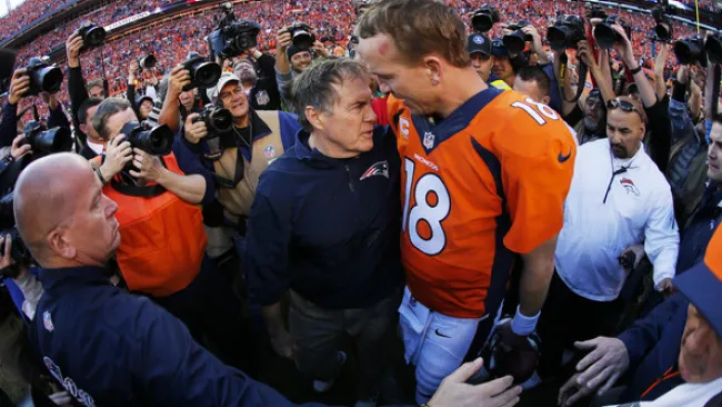 Manning y Belichick charlando tras la victoria de Broncos