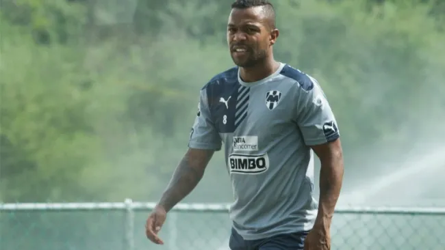 Dorlan Pabón en un entranamiento con Rayados