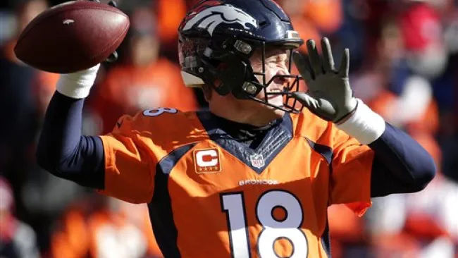 Manning lanza el ovoide en el partido en contra de los Patriotas