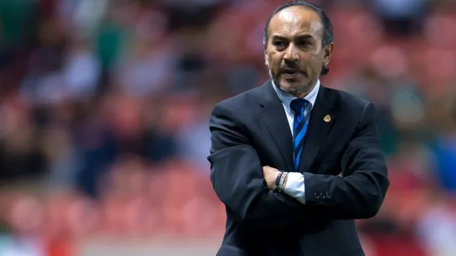 Raúl Gutiérrez observa un partido del Tri